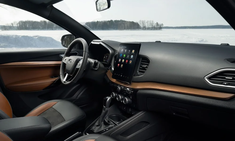 Фото LADA Vesta Cross (2023) — интерьер, фото 5. Общий план салона: архитектура панели, консоль и кресла. Уровень отделки читается по стыкам панелей и мягким поверхностям в зонах касания LADA Vesta Cross (2023) — интерьер, фото 5