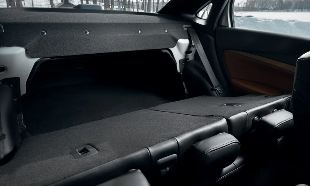 Фото LADA Vesta Cross (2023) — интерьер, фото 6. Общий план салона: архитектура панели, консоль и кресла LADA Vesta Cross (2023) — интерьер, фото 6