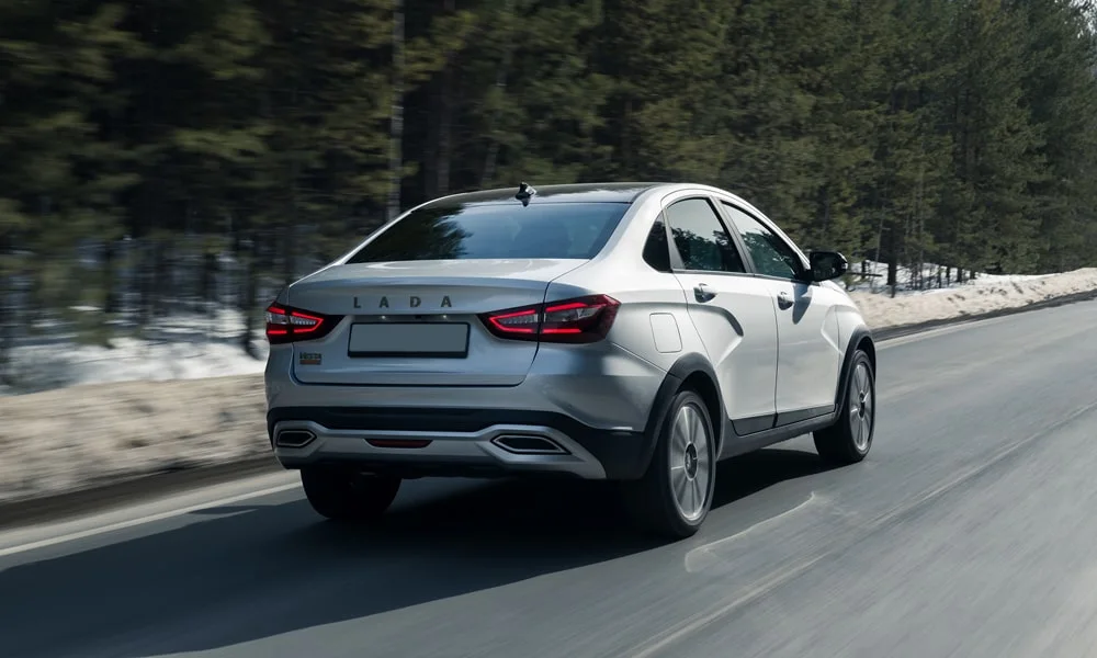 Фото LADA Vesta Cross (2023) — вид сзади, фото 4. Графика фонарей, бампер и оформление пятой двери LADA Vesta Cross (2023) — вид сзади, фото 4