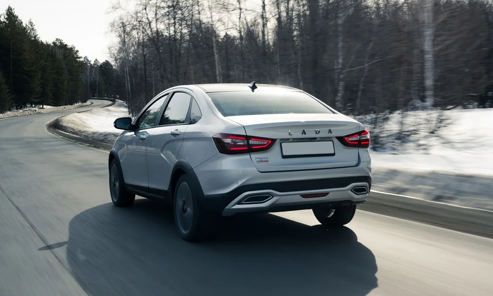 Фото LADA Vesta Cross (2023) — вид сзади, фото 5. Графика фонарей, бампер и оформление пятой двери LADA Vesta Cross (2023) — вид сзади, фото 5