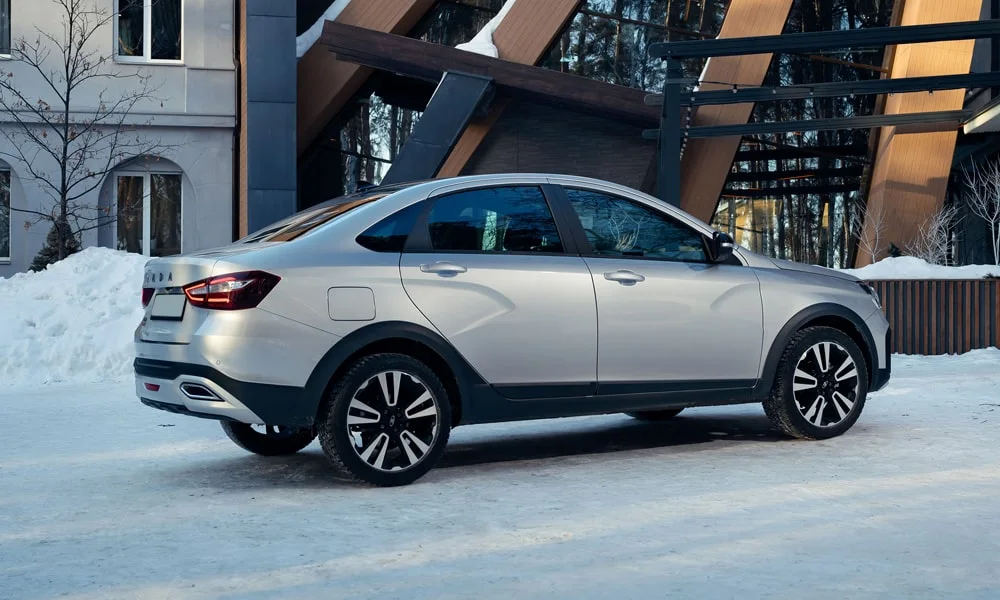 Фото LADA Vesta Cross (2023) — вид сзади, фото 8. Корма в серебристом цвете: графика фонарей и пластика пятой двери. Светодиодная полоса или раздельные секции — задняя оптика стала главным украшением кормы LADA Vesta Cross (2023) — вид сзади, фото 8