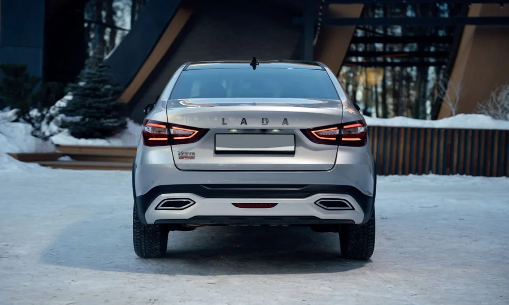 Фото LADA Vesta Cross (2023) — вид сзади, фото 9. Графика фонарей, бампер и оформление пятой двери. Насадки выхлопа или их имитация внизу бампера различают версии LADA Vesta Cross (2023) — вид сзади, фото 9