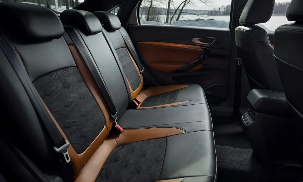 Фото LADA Vesta Cross (2023) — задние сиденья. Посадка второго ряда: подголовники и подлокотник. Спинки складываются под длинные грузы у большинства версий LADA Vesta Cross (2023) — задние сиденья