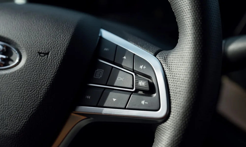Фото LADA Vesta Cross (2023) — руль, фото 3. Обшивка обода и компоновка спиц крупным планом LADA Vesta Cross (2023) — руль, фото 3