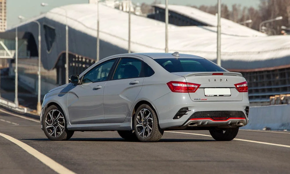 Фото LADA Vesta Sport (2026) — вид сзади, фото 7. Серый кузов сзади — фонари и бампер определяют ночной образ модели LADA Vesta Sport (2026) — вид сзади, фото 7