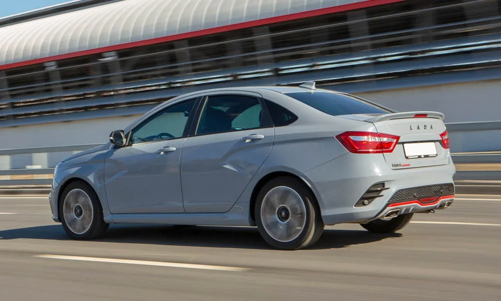 Фото LADA Vesta Sport (2026) — вид сзади, фото 8. Графика фонарей, бампер и оформление пятой двери. Насадки выхлопа или их имитация внизу бампера различают версии LADA Vesta Sport (2026) — вид сзади, фото 8