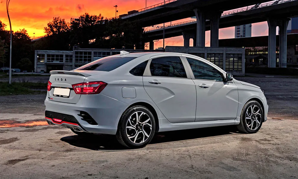 Фото LADA Vesta Sport (2026) — вид сзади, фото 9. Графика фонарей, бампер и оформление пятой двери. Светодиодная полоса или раздельные секции — задняя оптика стала главным украшением кормы LADA Vesta Sport (2026) — вид сзади, фото 9