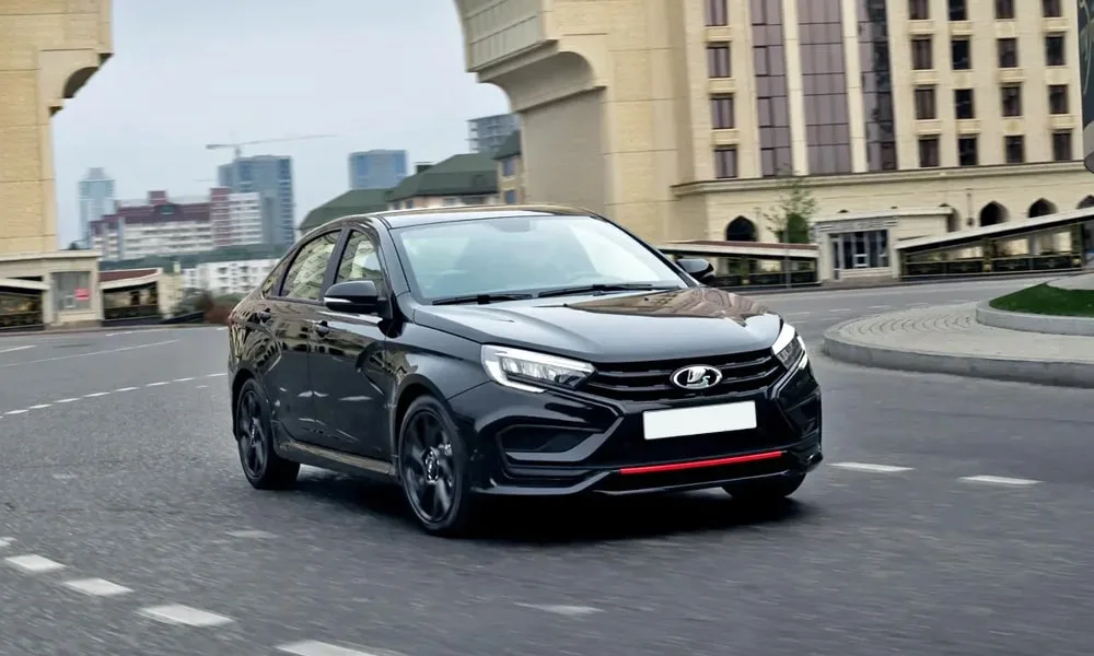 Фото LADA Vesta Sportline (2023) — вид спереди, фото 5. Оптика, решётка и бампер — первое впечатление о модели. Дневные ходовые огни включаются автоматически с запуском LADA Vesta Sportline (2023) — вид спереди, фото 5