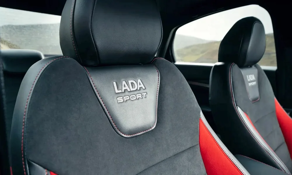 Фото LADA Vesta Sportline (2023) — передние сиденья. Передние кресла в алькантаре. Регулировки с памятью возвращают кресло под водителя одним нажатием — у версий с электроприводом LADA Vesta Sportline (2023) — передние сиденья