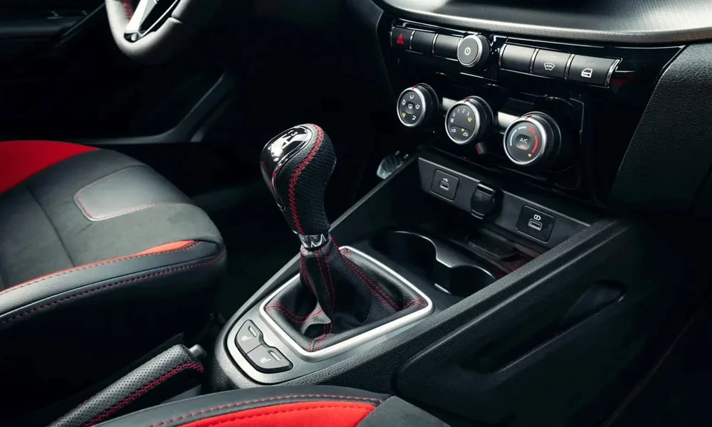 Фото LADA Vesta Sportline (2023) — селектор коробки передач. Управление коробкой: компактный селектор освобождает место на тоннеле. Режимы движения и электронный ручник собраны рядом с селектором LADA Vesta Sportline (2023) — селектор коробки передач