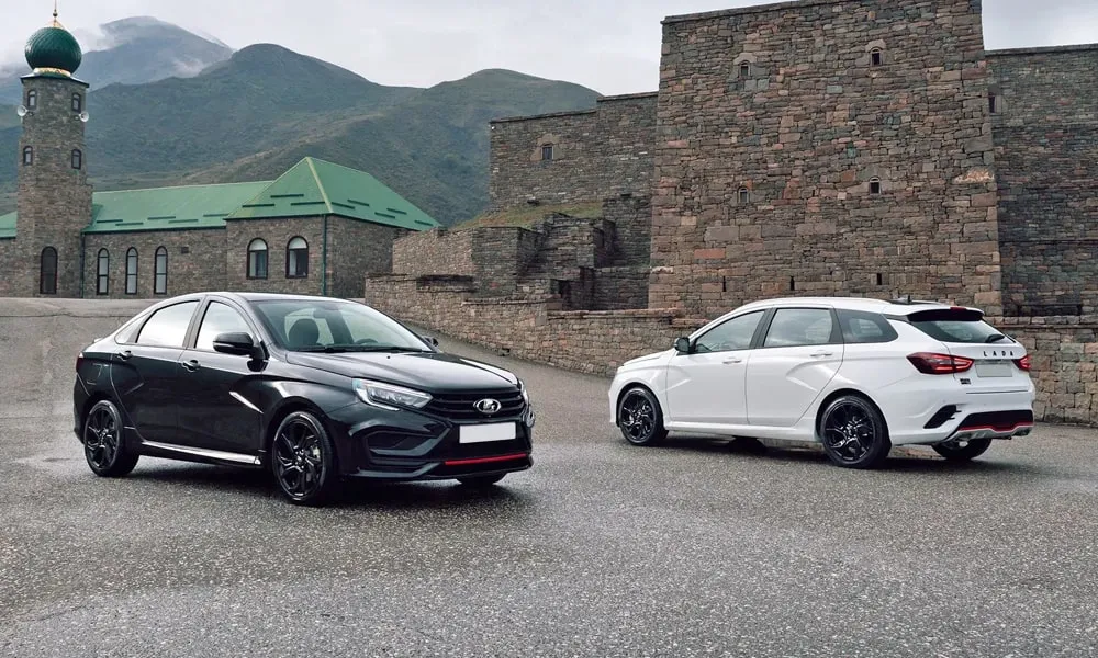 Фото LADA Vesta Sportline (2023) — вид сзади, фото 7. Линия крыши, стойки и задняя дверь в белом исполнении. Светодиодная полоса или раздельные секции — задняя оптика стала главным украшением кормы LADA Vesta Sportline (2023) — вид сзади, фото 7