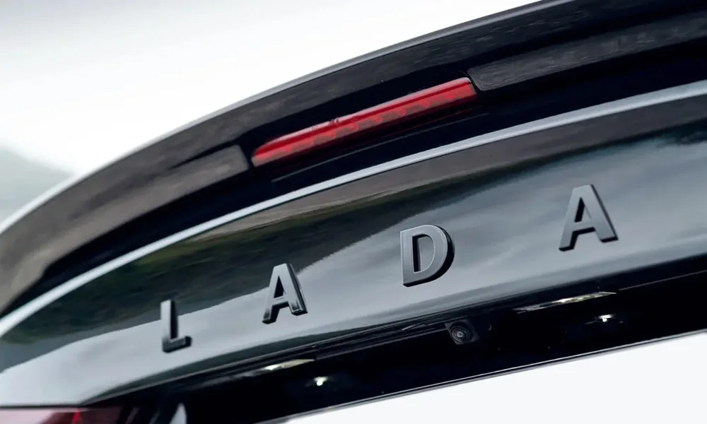 Фото LADA Vesta Sportline (2023) — крыша. Линия крыши и панорамное остекление с высоты LADA Vesta Sportline (2023) — крыша