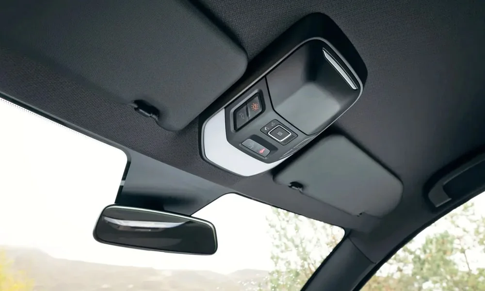 Фото LADA Vesta Sportline (2023) — панорамная крыша. Вид на остекление крыши из салона. Шторка с электроприводом закрывает стекло в жару LADA Vesta Sportline (2023) — панорамная крыша