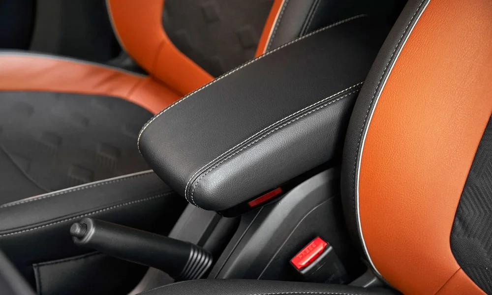 Фото LADA Vesta SW Cross (2023) — центральный подлокотник. Зона отдыха правой руки между креслами LADA Vesta SW Cross (2023) — центральный подлокотник