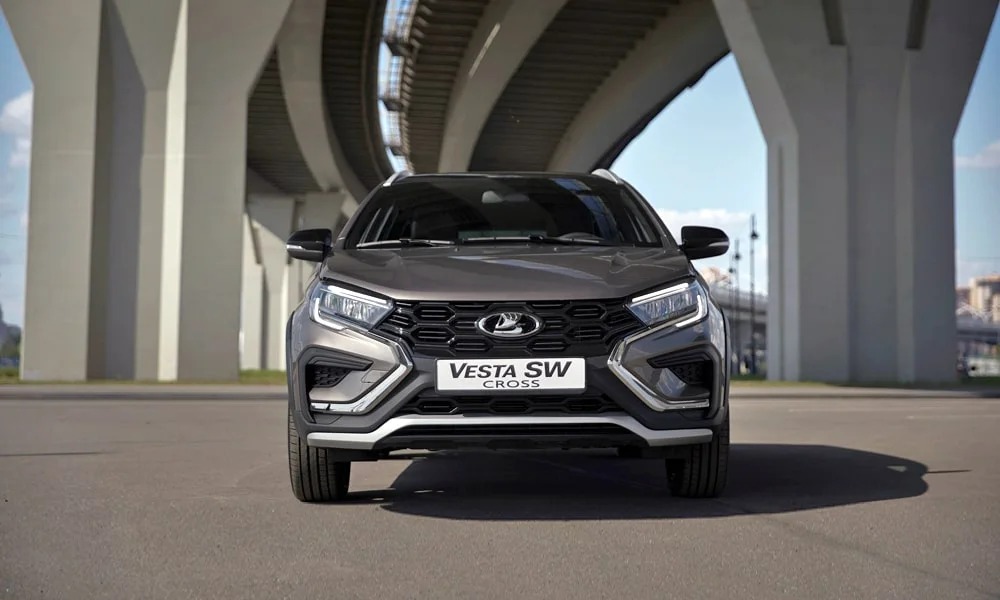 Фото LADA Vesta SW Cross (2023) — вид спереди, фото 3. Передок в сером исполнении — крупная светотехника и выразительный бампер. Дневные ходовые огни включаются автоматически с запуском LADA Vesta SW Cross (2023) — вид спереди, фото 3