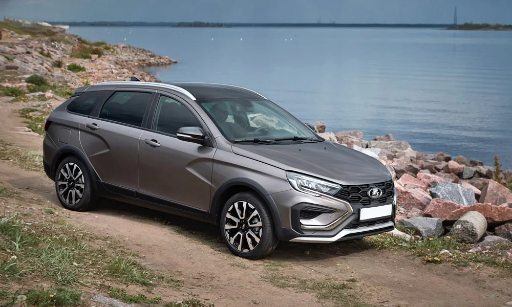 Фото LADA Vesta SW Cross (2023) — вид спереди, фото 8. Передок в сером исполнении — крупная светотехника и выразительный бампер. Рисунок ходовых огней — подпись модели, по нему её узнают в потоке LADA Vesta SW Cross (2023) — вид спереди, фото 8