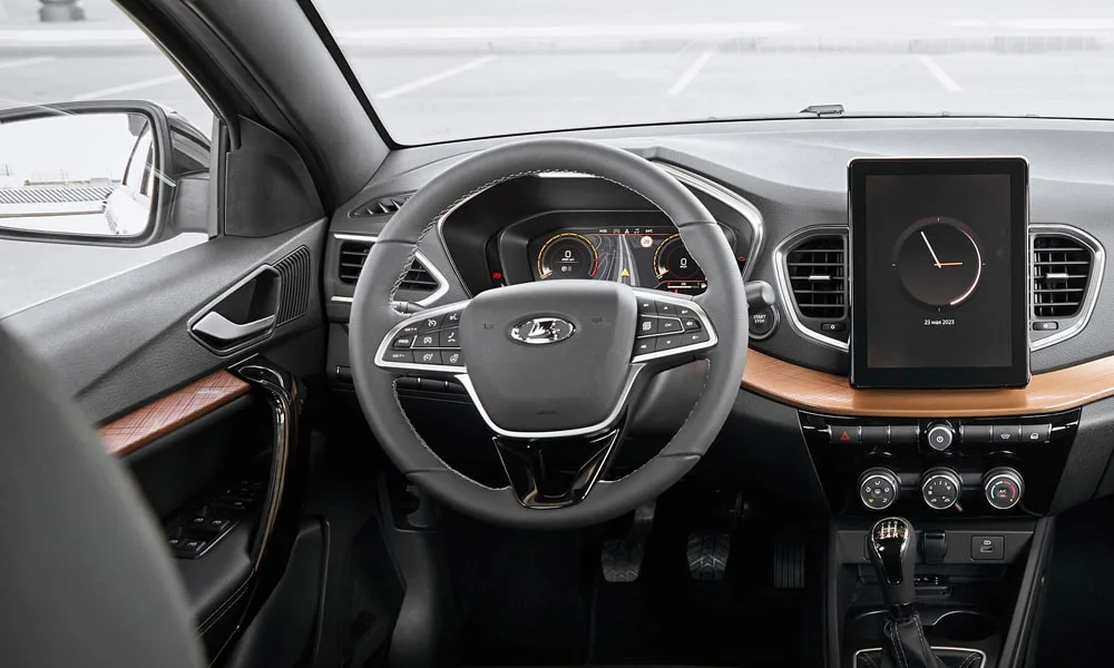 Фото LADA Vesta SW Cross (2023) — приборная панель. Экран приборов за рулём — вся ходовая информация перед глазами. Компоновка приборов настраивается в меню у большинства версий LADA Vesta SW Cross (2023) — приборная панель