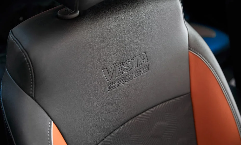 Фото LADA Vesta SW Cross (2023) — интерьер. Общий план салона: архитектура панели, консоль и кресла. Светлая гамма зрительно расширяет салон, тёмная — практичнее в уходе LADA Vesta SW Cross (2023) — интерьер