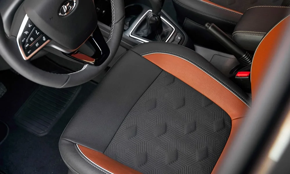 Фото LADA Vesta SW Cross (2023) — интерьер, фото 2. Общий план салона: архитектура панели, консоль и кресла. Уровень отделки читается по стыкам панелей и мягким поверхностям в зонах касания LADA Vesta SW Cross (2023) — интерьер, фото 2