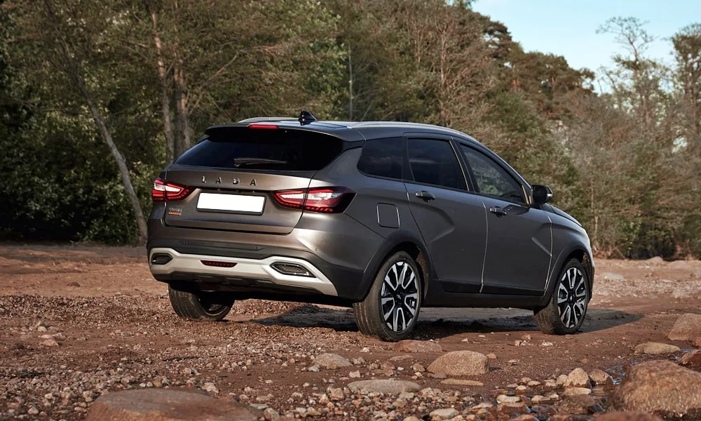 Фото LADA Vesta SW Cross (2023) — вид сзади, фото 4. Графика фонарей, бампер и оформление пятой двери. Насадки выхлопа или их имитация внизу бампера различают версии LADA Vesta SW Cross (2023) — вид сзади, фото 4