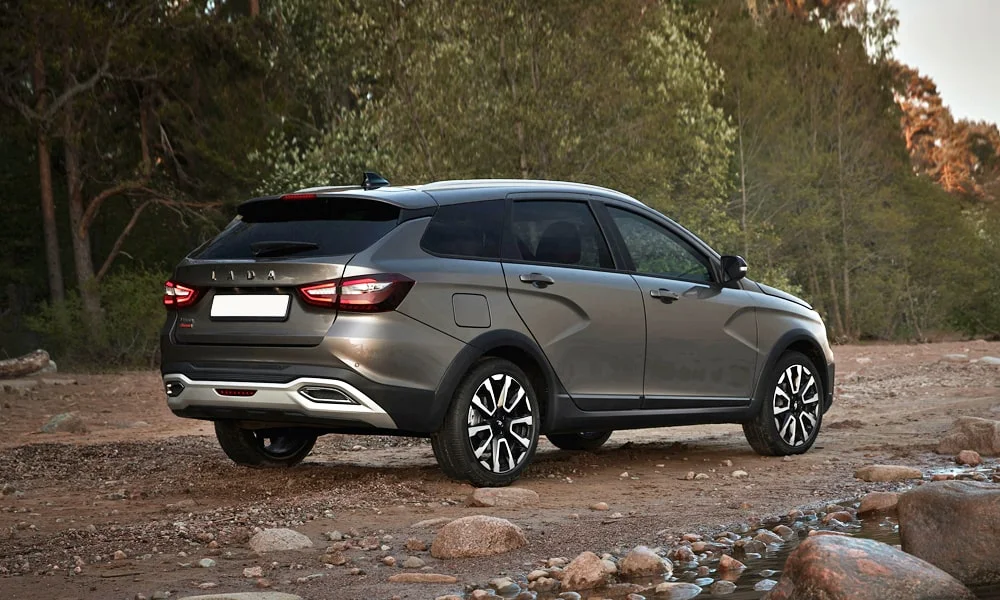 Фото LADA Vesta SW Cross (2023) — вид сзади, фото 7. Графика фонарей, бампер и оформление пятой двери. Насадки выхлопа или их имитация внизу бампера различают версии LADA Vesta SW Cross (2023) — вид сзади, фото 7
