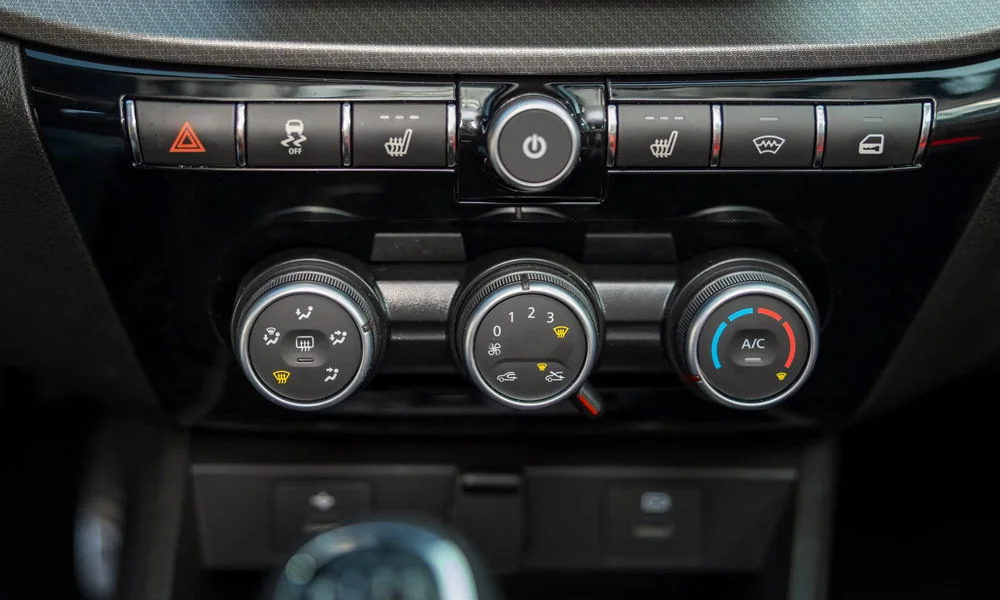 Фото LADA Vesta SW Sport (2026) — блок климат-контроля. Панель климата крупным планом — регулировки доступны на ощупь. Отдельные клавиши климата удобнее сенсорных меню в движении LADA Vesta SW Sport (2026) — блок климат-контроля