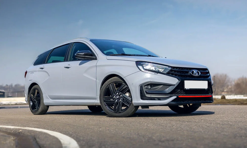 Фото LADA Vesta SW Sport (2026) — вид спереди, фото 3. Анфас: пропорции капота, посадка кузова и графика ходовых огней LADA Vesta SW Sport (2026) — вид спереди, фото 3