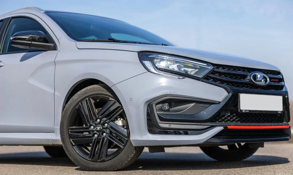 Фото LADA Vesta SW Sport (2026) — вид спереди, фото 4. Передок в сером исполнении — крупная светотехника и выразительный бампер LADA Vesta SW Sport (2026) — вид спереди, фото 4
