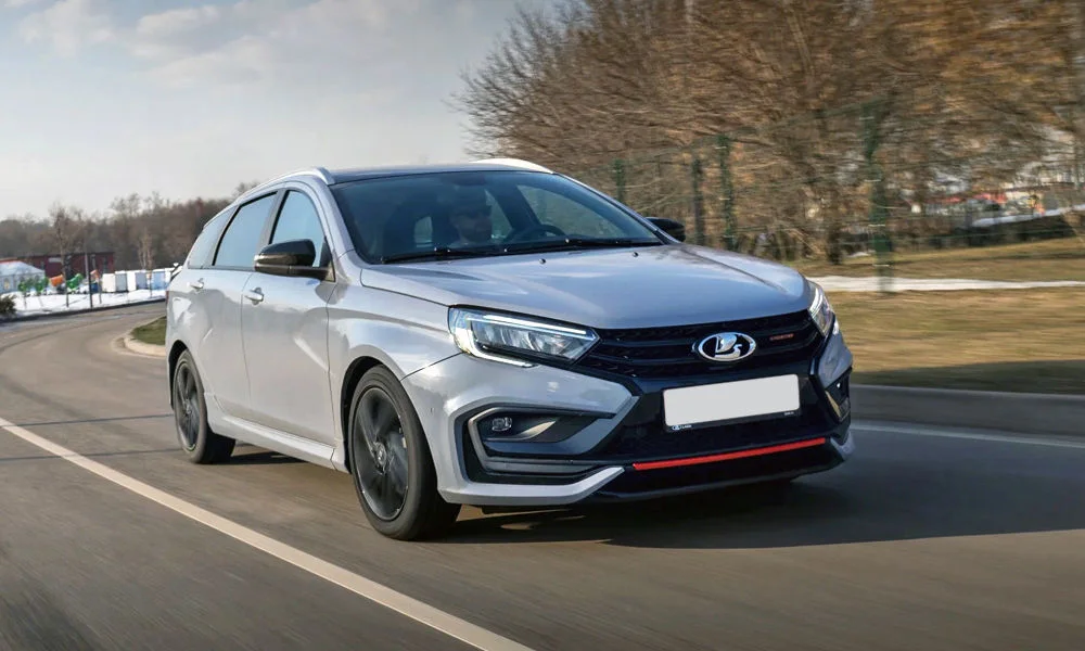 Фото LADA Vesta SW Sport (2026) — вид спереди, фото 6. Анфас: пропорции капота, посадка кузова и графика ходовых огней. Дневные ходовые огни включаются автоматически с запуском LADA Vesta SW Sport (2026) — вид спереди, фото 6