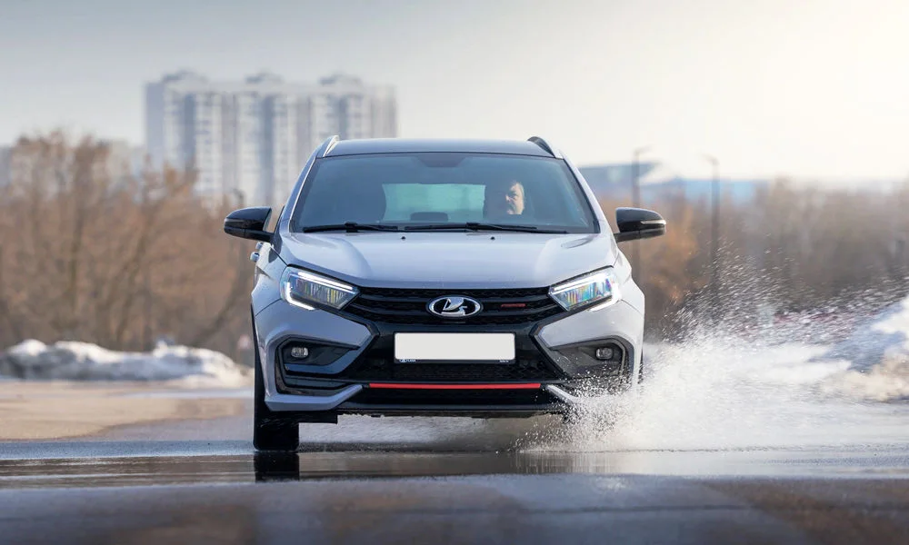 Фото LADA Vesta SW Sport (2026) — вид спереди, фото 8. Оптика, решётка и бампер — первое впечатление о модели. Дневные ходовые огни включаются автоматически с запуском LADA Vesta SW Sport (2026) — вид спереди, фото 8
