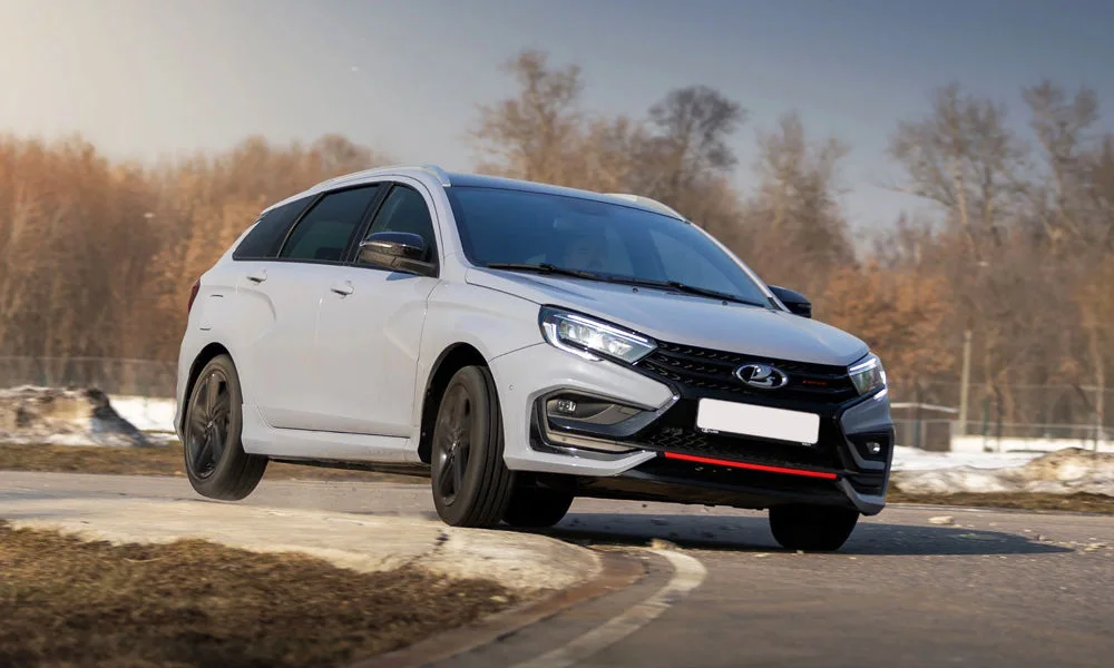 Фото LADA Vesta SW Sport (2026) — вид спереди, фото 9. Передок в белом исполнении — крупная светотехника и выразительный бампер LADA Vesta SW Sport (2026) — вид спереди, фото 9
