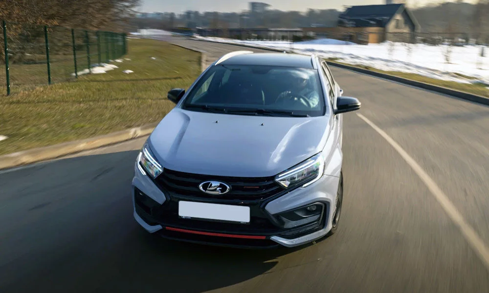 Фото LADA Vesta SW Sport (2026) — вид спереди, фото 10. Анфас: пропорции капота, посадка кузова и графика ходовых огней. Дневные ходовые огни включаются автоматически с запуском LADA Vesta SW Sport (2026) — вид спереди, фото 10