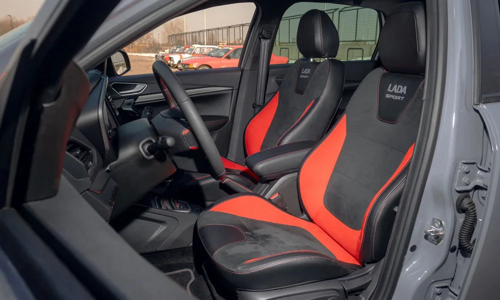 Фото LADA Vesta SW Sport (2026) — передние сиденья. Профиль кресел: боковая поддержка и подголовники LADA Vesta SW Sport (2026) — передние сиденья