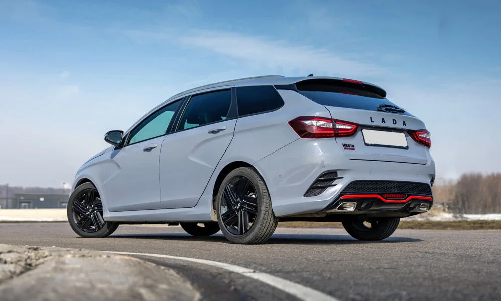 Фото LADA Vesta SW Sport (2026) — вид сзади, фото 2. Графика фонарей, бампер и оформление пятой двери LADA Vesta SW Sport (2026) — вид сзади, фото 2