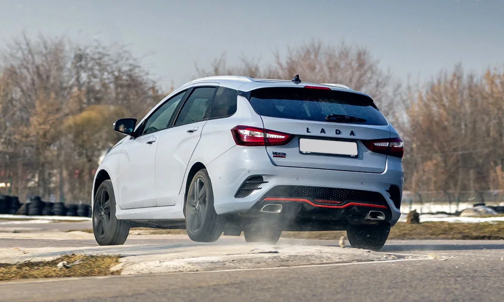 Фото LADA Vesta SW Sport (2026) — вид сзади, фото 4. Графика фонарей, бампер и оформление пятой двери. Насадки выхлопа или их имитация внизу бампера различают версии LADA Vesta SW Sport (2026) — вид сзади, фото 4