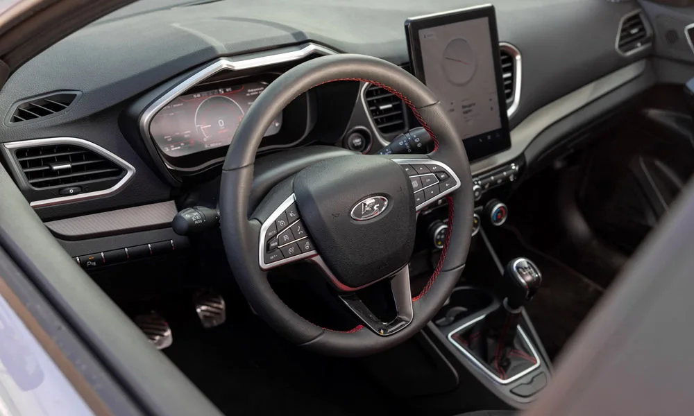 Фото LADA Vesta SW Sport (2026) — руль. Обшивка обода и компоновка спиц крупным планом LADA Vesta SW Sport (2026) — руль