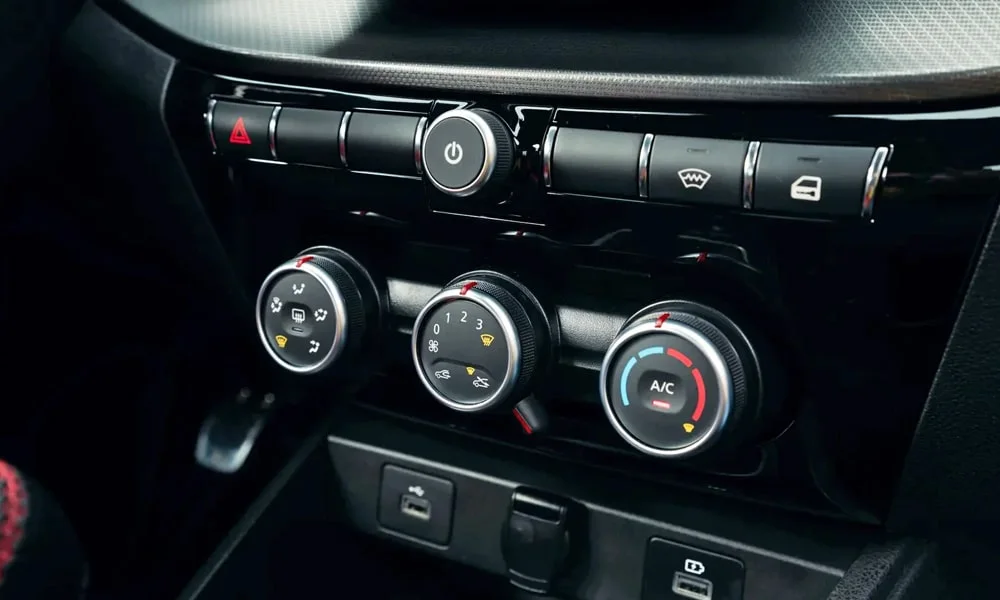 Фото LADA Vesta SW Sportline — блок климат-контроля. Панель климата крупным планом — регулировки доступны на ощупь LADA Vesta SW Sportline — блок климат-контроля