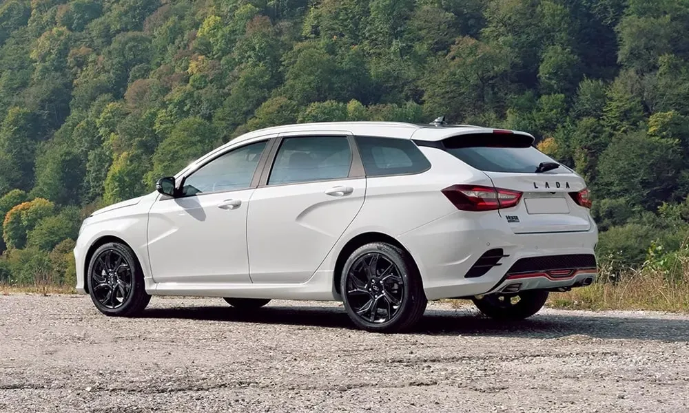 Фото LADA Vesta SW Sportline — вид сзади, фото 5. Корма в белом цвете: графика фонарей и пластика пятой двери. Насадки выхлопа или их имитация внизу бампера различают версии LADA Vesta SW Sportline — вид сзади, фото 5