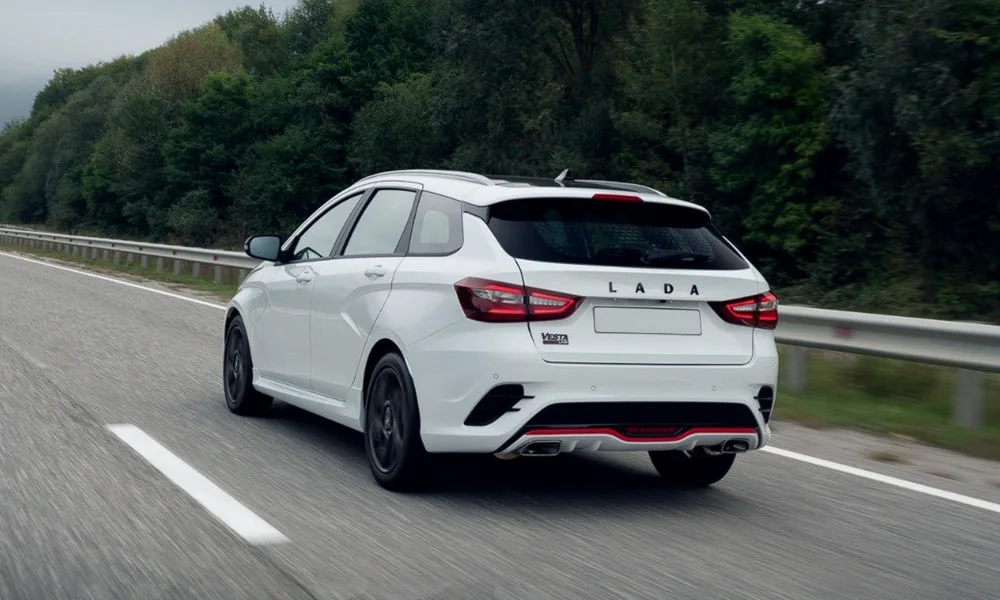 Фото LADA Vesta SW Sportline — вид сзади, фото 6. Графика фонарей, бампер и оформление пятой двери LADA Vesta SW Sportline — вид сзади, фото 6