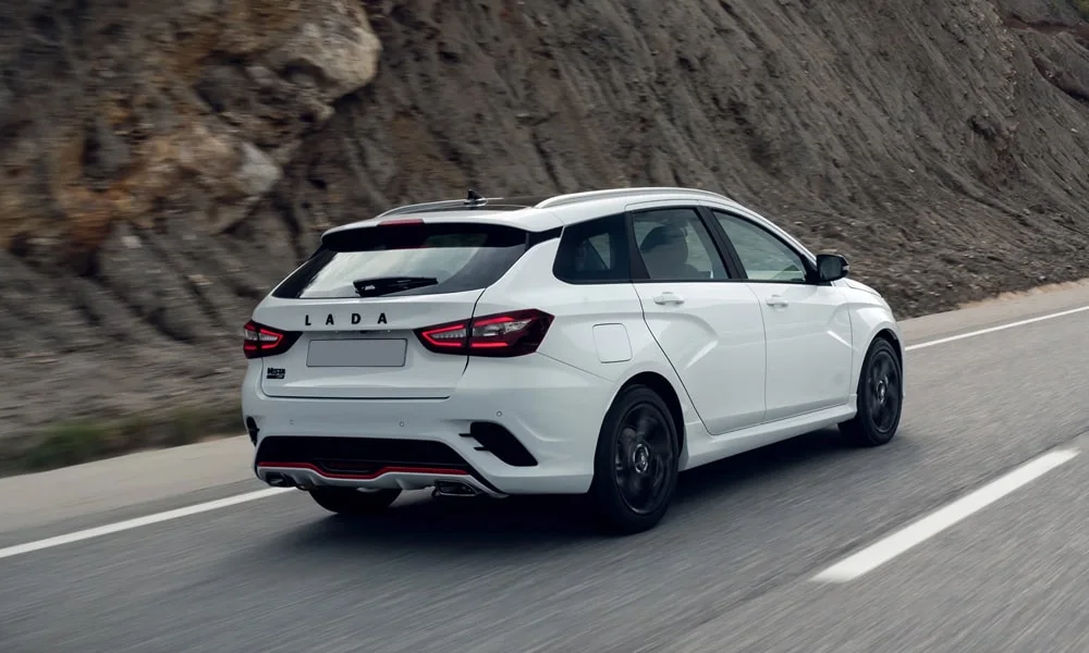 Фото LADA Vesta SW Sportline — вид сзади, фото 7. Графика фонарей, бампер и оформление пятой двери. Светодиодная полоса или раздельные секции — задняя оптика стала главным украшением кормы LADA Vesta SW Sportline — вид сзади, фото 7