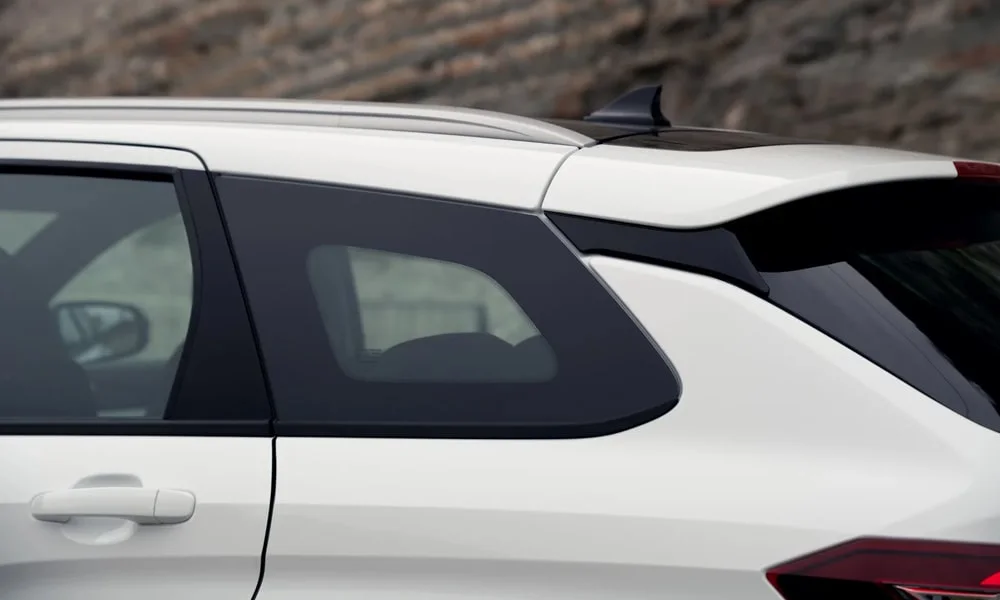 Фото LADA Vesta SW Sportline — крыша. Линия крыши и панорамное остекление с высоты LADA Vesta SW Sportline — крыша