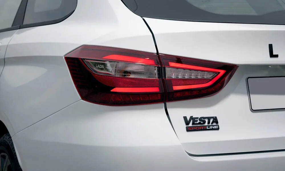 Фото LADA Vesta SW Sportline — задние фонари. Графика секций крупным планом — ночная подпись модели LADA Vesta SW Sportline — задние фонари