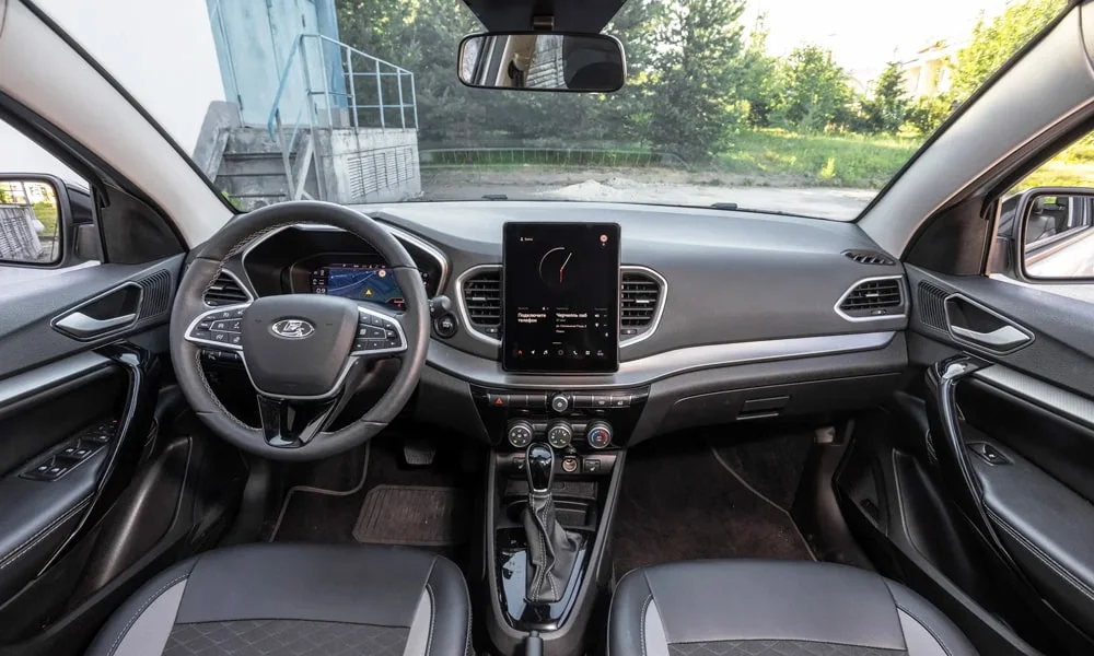 Фото LADA Vesta SW (2023) — передняя панель. Архитектура передней панели: ярусы, вставки и консоль в тёмной гамме. Минимум физических кнопок — ставка на экранное управление LADA Vesta SW (2023) — передняя панель