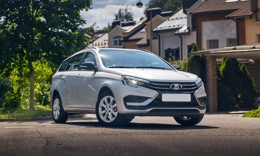 Фото LADA Vesta SW (2023) — вид спереди, фото 2. Оптика, решётка и бампер — первое впечатление о модели LADA Vesta SW (2023) — вид спереди, фото 2