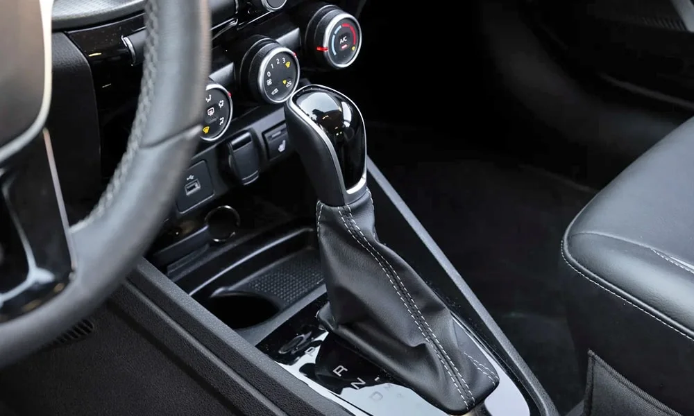 Фото LADA Vesta SW (2023) — селектор коробки передач. Управление коробкой: компактный селектор освобождает место на тоннеле LADA Vesta SW (2023) — селектор коробки передач