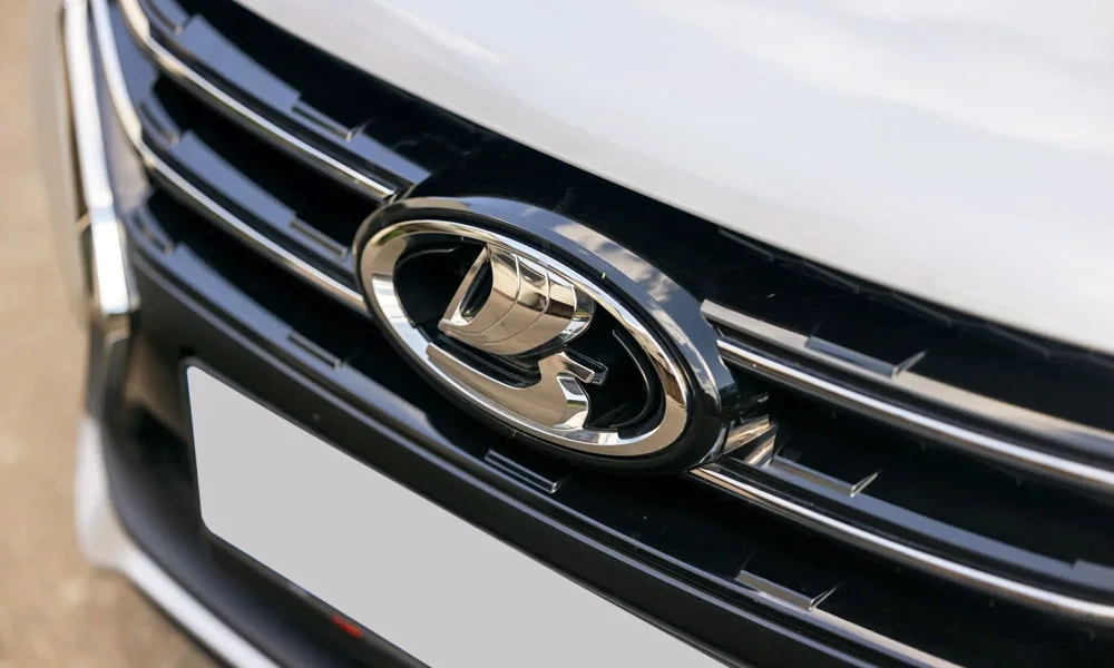 Фото LADA Vesta SW (2023) — интерьер, фото 3. Общий план салона: архитектура панели, консоль и кресла. Светлая гамма зрительно расширяет салон, тёмная — практичнее в уходе LADA Vesta SW (2023) — интерьер, фото 3