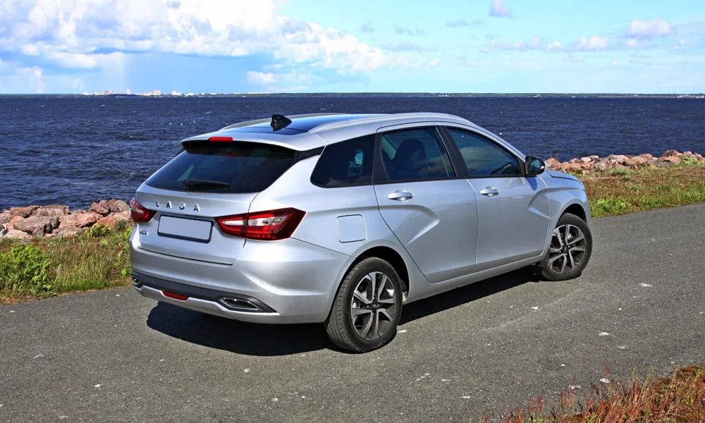 Фото LADA Vesta SW (2023) — вид сзади, фото 4. Линия крыши, стойки и задняя дверь в серебристом исполнении. Насадки выхлопа или их имитация внизу бампера различают версии LADA Vesta SW (2023) — вид сзади, фото 4
