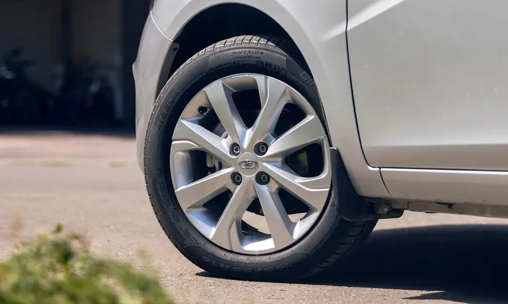 Фото LADA Vesta SW (2023) — колесо и диск. Аэродинамический дизайн колеса снижает расход на трассе. Индекс скорости и нагрузки читается на боковине шины LADA Vesta SW (2023) — колесо и диск