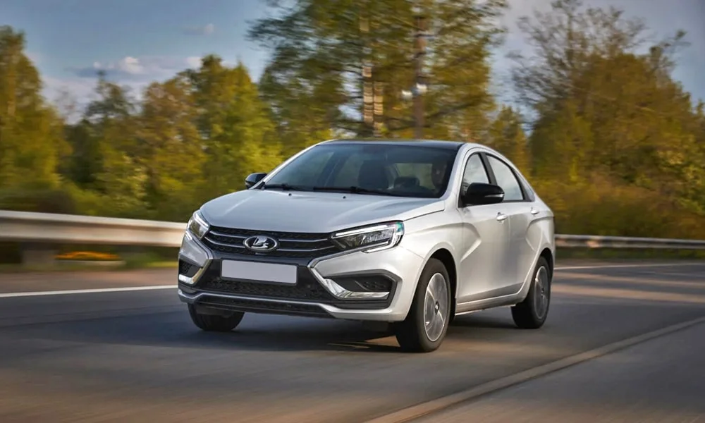 Фото LADA Vesta (2023) — вид спереди, фото 3. Оптика, решётка и бампер — первое впечатление о модели. Дневные ходовые огни включаются автоматически с запуском LADA Vesta (2023) — вид спереди, фото 3
