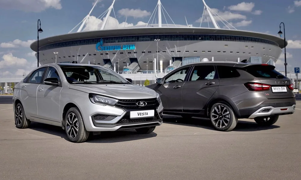 Фото LADA Vesta (2023) — вид спереди, фото 5. Анфас: пропорции капота, посадка кузова и графика ходовых огней. Дневные ходовые огни включаются автоматически с запуском LADA Vesta (2023) — вид спереди, фото 5